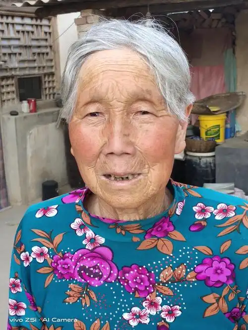 刘家塔村七十岁以上的老人像册