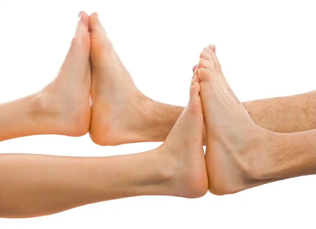 在一起的两个脚,年轻的夫妇在一起放在工作室脚