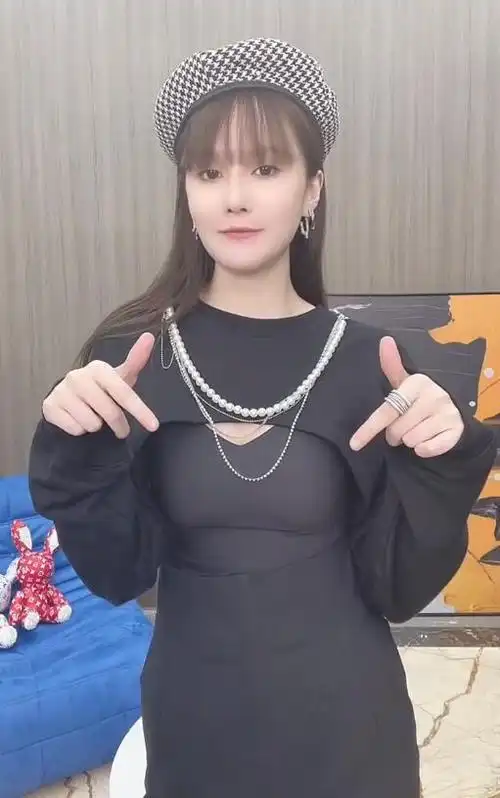 赵本山女儿和男友穿情侣装秀恩爱男方霸气索吻球球害羞往后躲