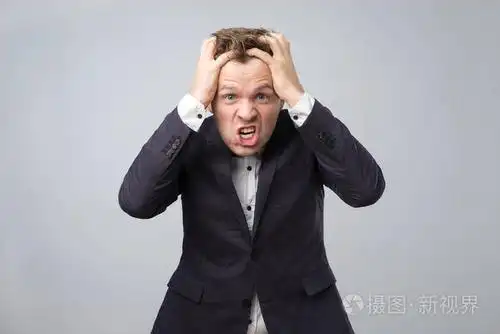 愤怒的欧洲商人在深蓝色西装疯狂的姿势