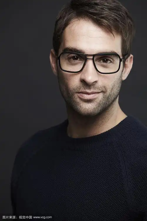 戴眼镜的中年男人的肖像