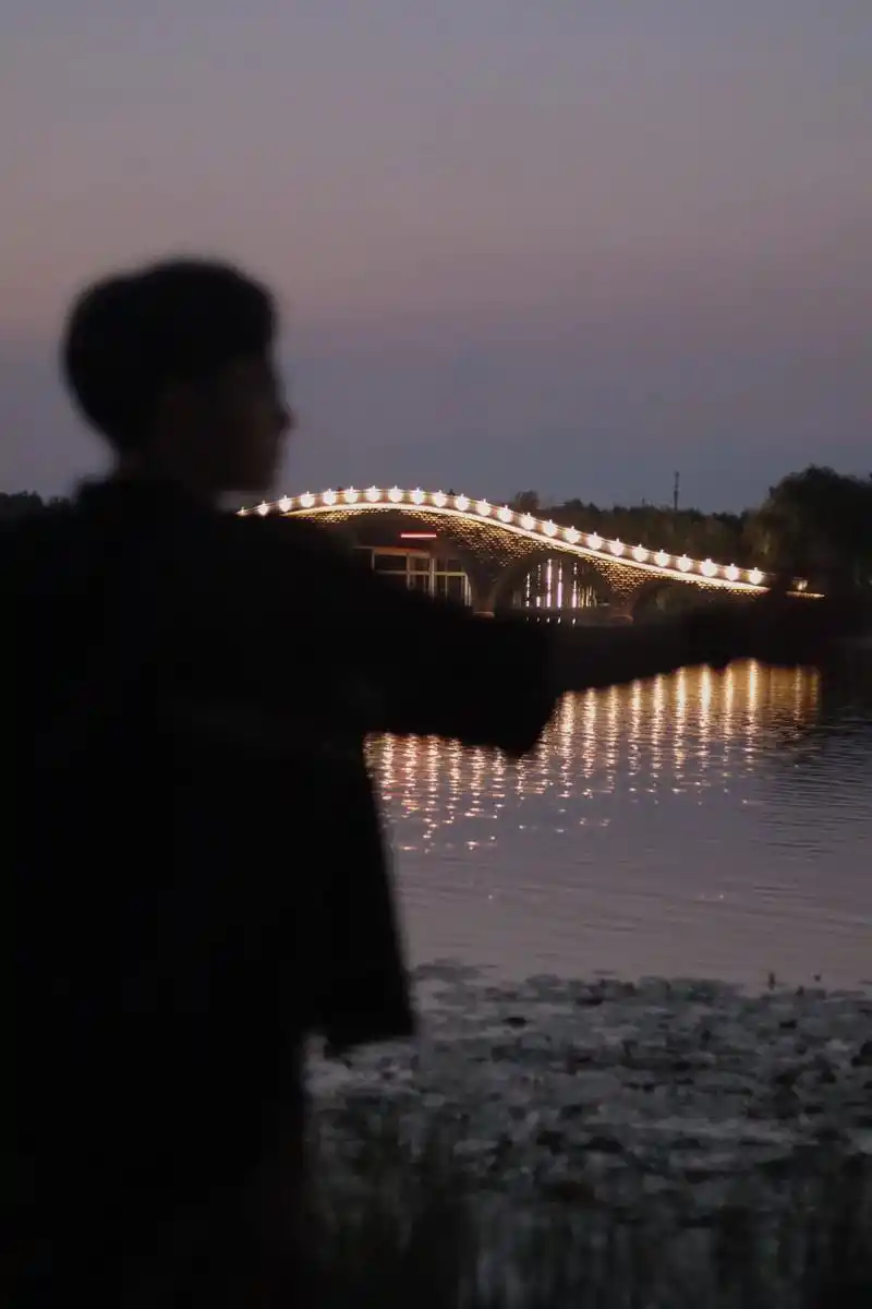 91:内心丰盈者,独行也如众.#摄影 #佳能 #背影 #帅哥 - 抖音