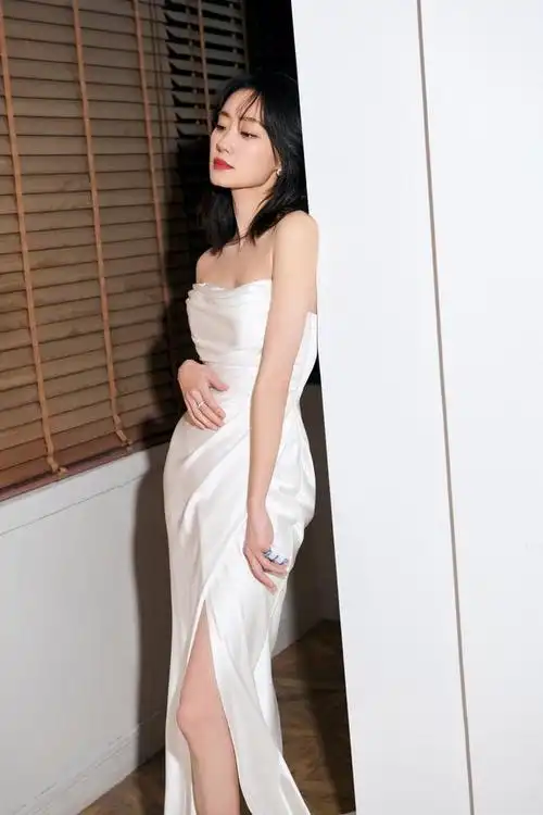 张小斐穿白色抹胸长裙散发女神魅力单开叉设计展迷人长腿性感妩媚