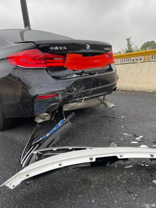 追尾,大灯排气管后保损伤严重,后门缝隙变小,能索赔折损费吗_宝马5系