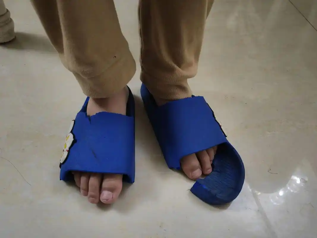 说不穷吧,鞋子都烂成这样了我也不给他买个