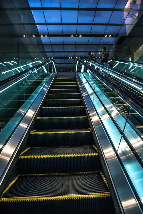 上楼时充满线条感的地方,用电梯台阶做前景拉伸