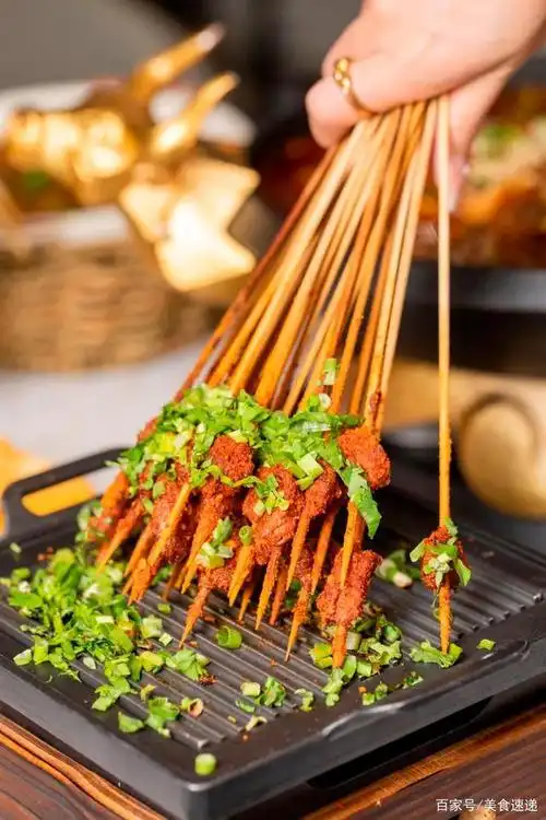 选取新鲜牛肉烤成的把把烧, 饱满红润,扎实有料,上桌后撩人的香气立马