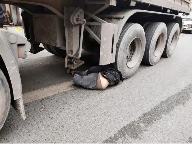 突发高县一两轮车主被大碾压