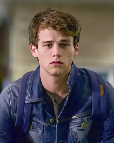 布兰登·弗林 brandon flynn, 1993年10月11日出生于美国佛罗里达