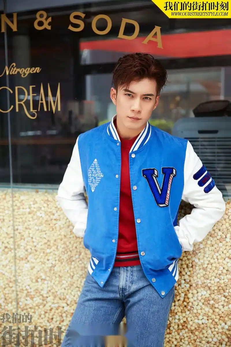 【韩东君街拍曝光  棒球服搭配牛仔裤休闲范儿十足】韩东君最新街拍