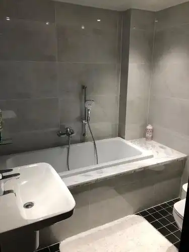 主卧卫生间做了嵌入的大浴缸,朋友可以很舒服的泡澡,让人实在是羡慕啊