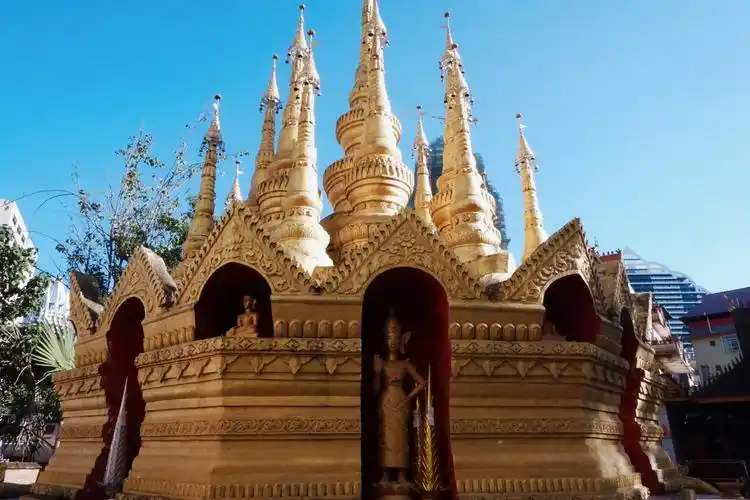 在曼斗路与旅游巷的交叉口有一座曼斗佛寺,它始建于950年,也是如今