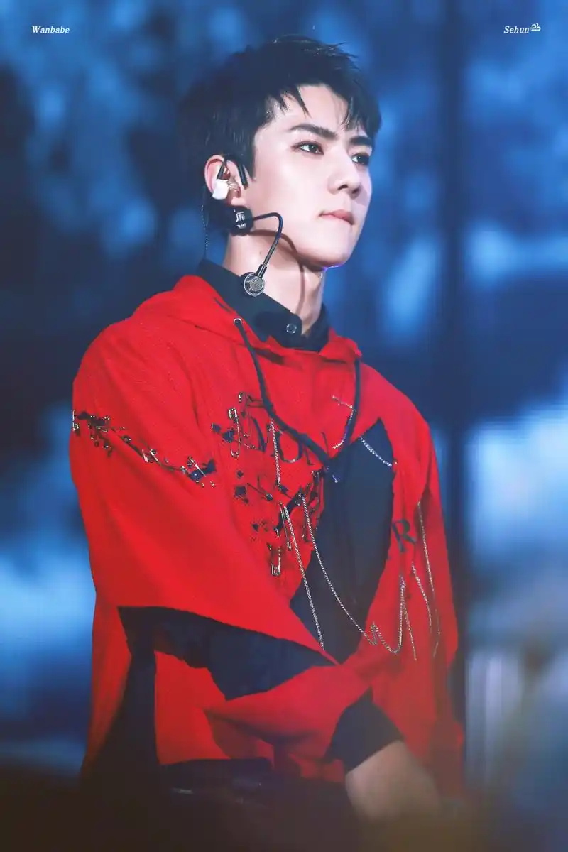 吴世勋红衣打歌服帅气满分,小芬身上的少年感表现得淋漓尽致