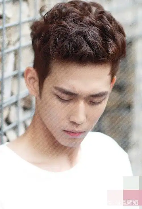 美人尖男生适合剃哪些短头发造型 干练利索男两边铲头发图片大全