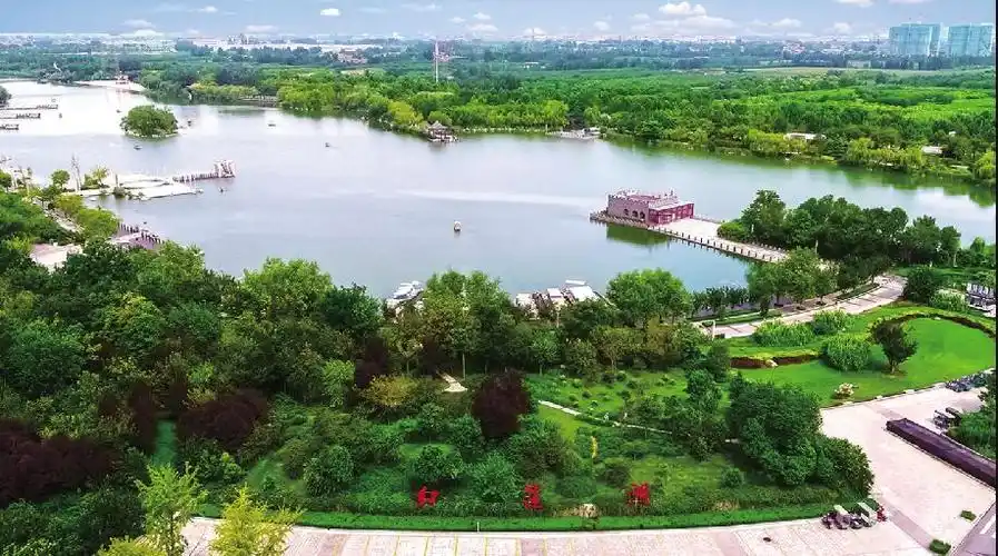 碧波荡漾红莲湖