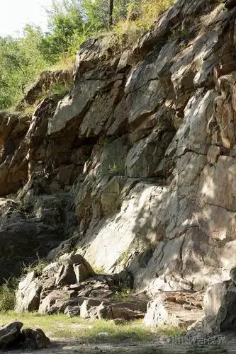 在太阳下的花岗岩岩石.花岗岩石的质地.天然材料的背景.