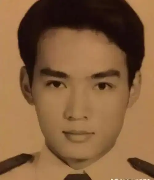 年轻时候帅气无双,年老发福脱发容貌变,这5位男星败给了岁月