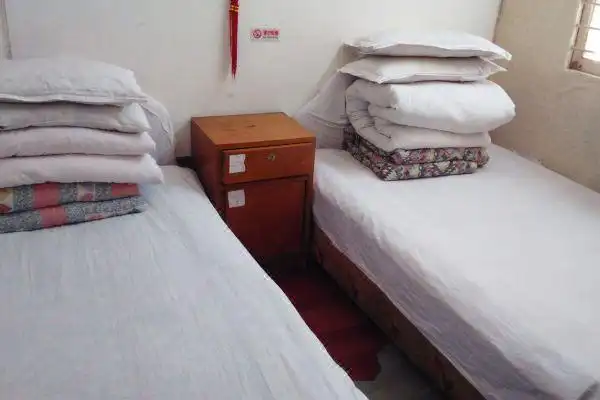 虽说是个家庭式小旅馆,但卫生做的不怎么干净,床单被子有点破旧,毛巾