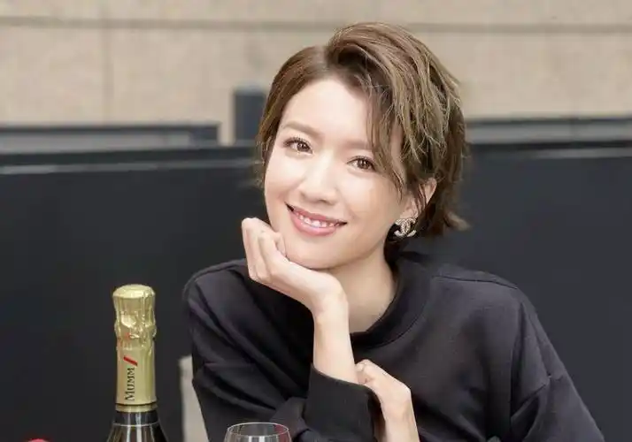 此外她还跟排舞师麦秋成拍过拖,但当年蔡思贝备受公司力捧,且异性缘极