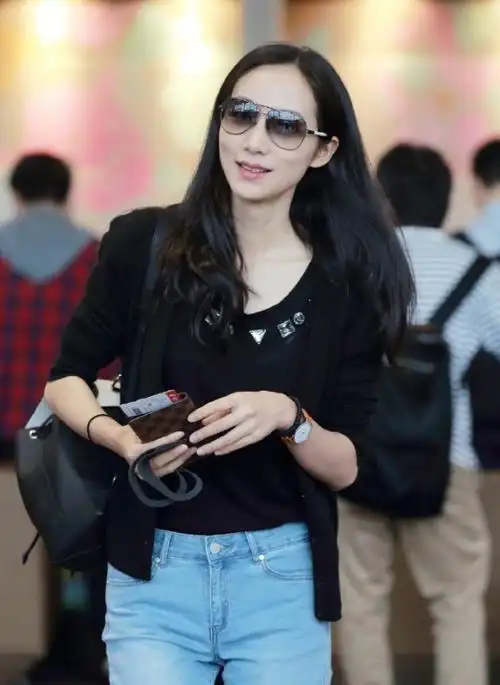 韩雪好身材任性,简约针织衫配基础款牛仔裤现身,身材凹凸有致