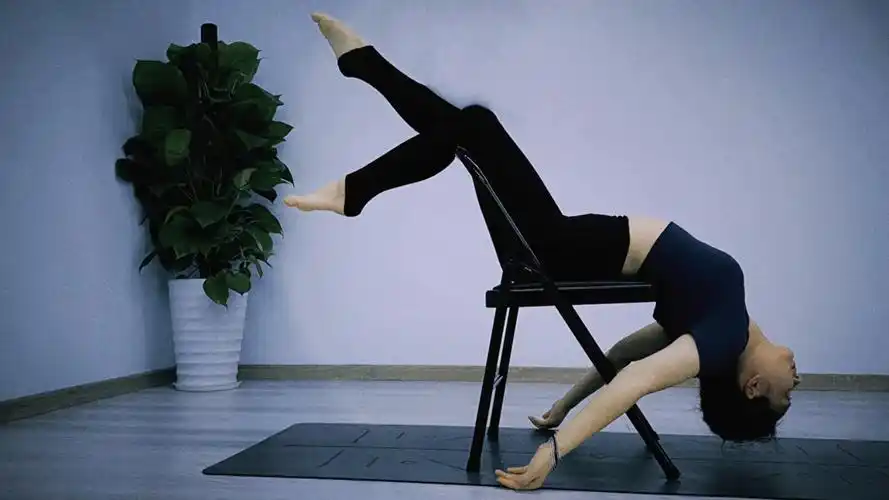 分享一组简单的椅子瑜伽照片 赶紧试试吧
