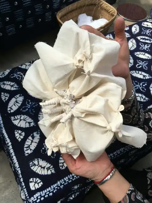 周城只为你的扎染而来,在金花的指导下我和宝贝联手缝了一个枫叶,看看