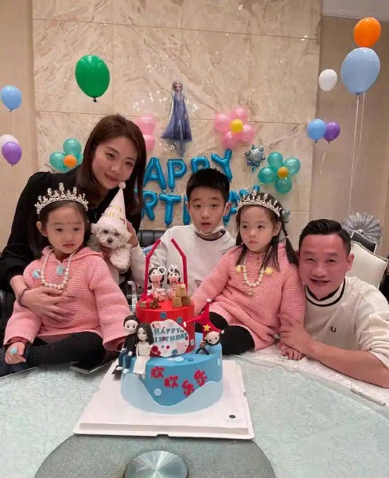 杨威双胞胎女儿越长越不像,同穿毛衫裙戴皇冠,一个像爸一个像妈_欢欢