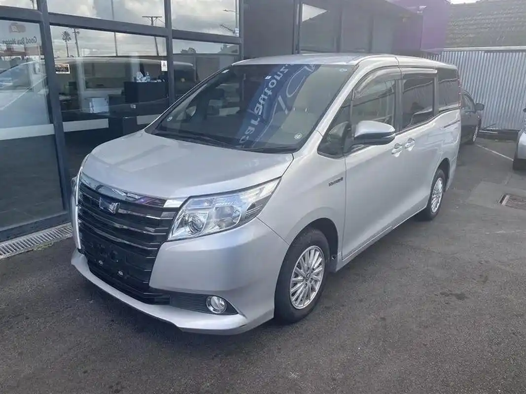 丰田油电混合7座车 2014年toyota noah hybrid g,7座车,亮银色,1.