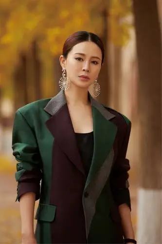 关悦穿廓形拼色西装看秀 戴圆形耳环霸气抢镜