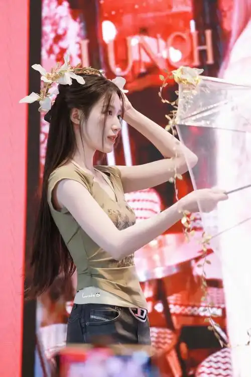 叶舒华身161cm,看起来骨架小,拥有梨形身材,天鹅颈,锁骨精致,腰臀曲线