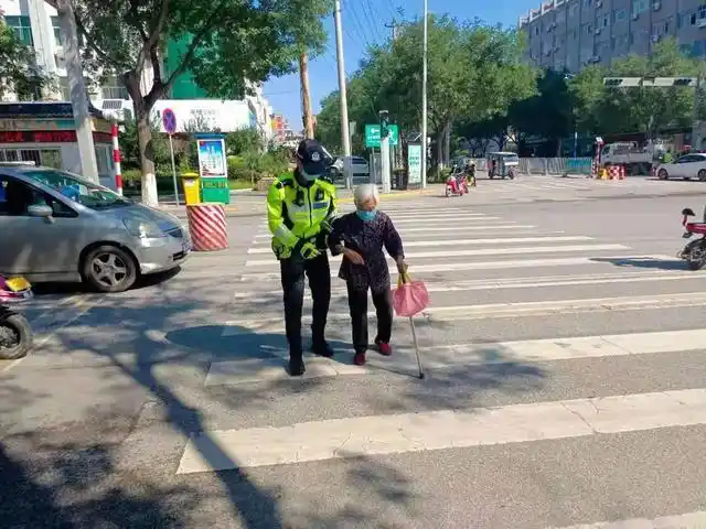 扶老人过马路蒲城交警好样的