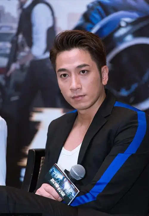 吴卓羲今年43岁了,还没娶妻,在内地综艺《披荆斩棘2》中,他抱怨没女