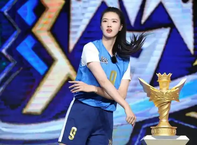 张常宁与丁霞结伴游玩!球迷直呼合照太美,身穿少数民族服装