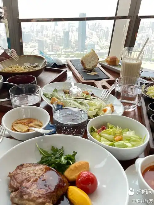 魔都探店|就着东方明珠吃饭是什么体验?
