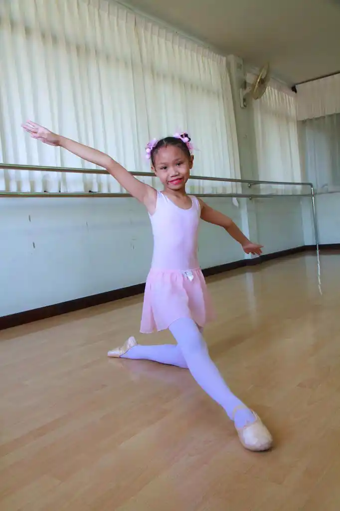 芭蕾女孩,亚洲儿童女孩穿一出芭蕾舞剧在芭蕾的房间里.