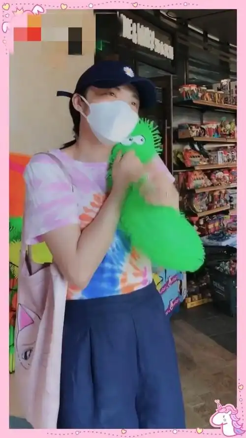 41岁姚晨穿短裙扮嫩!大秀长腿好似少女,手拿玩具童心满满