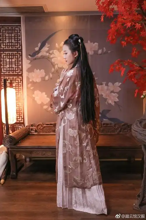 双蝶绣罗裙,朱粉不深匀.