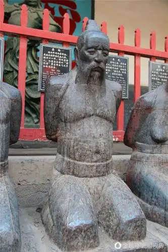 汤阴县是岳飞故乡,小时候班里组织去岳飞庙那里玩见过一个秦桧的雕像