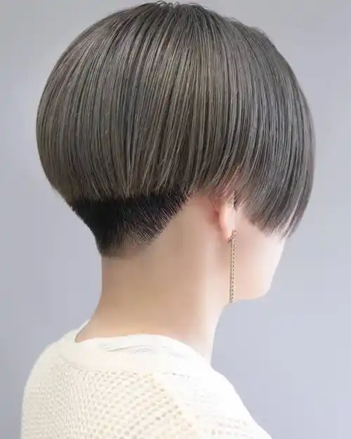 士发型剪来剪去,我的最爱还是推后脖短发,利落时尚有质感