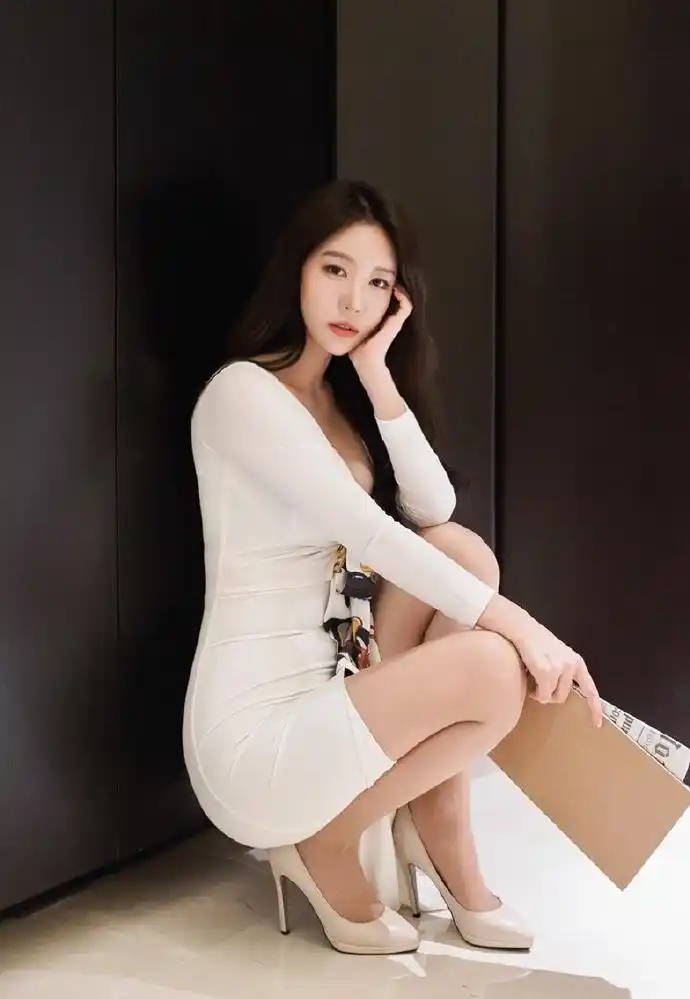 性感丰满少妇美胸巨乳诱人私房床上性感写真