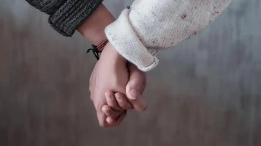 情侣浪漫牵手,高清图片 - ipad壁纸