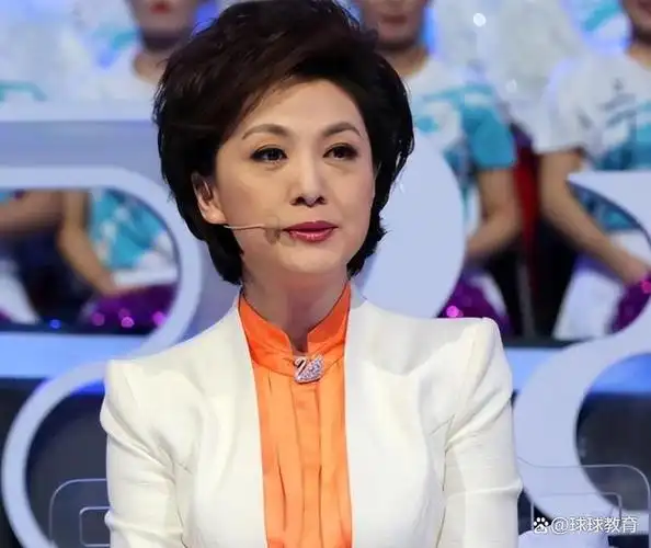 靠一篇3000字加急稿封神,央视主持人海霞,可以说是从小优秀到大