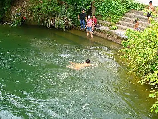 在上清宫外面河里裸泳的当地小孩