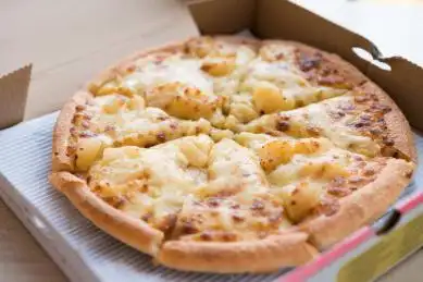 榴莲菠萝味的水果披萨放在外送盒子里