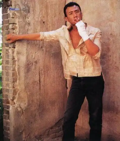 胡军个人资料简介:与刘嘉玲两度传绯闻,妻子却为他生下一双儿女-天晟