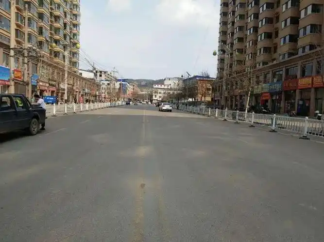 4月7日,隰县公安交警联合多部门对怡泽街长期占道经营的"马路市场"