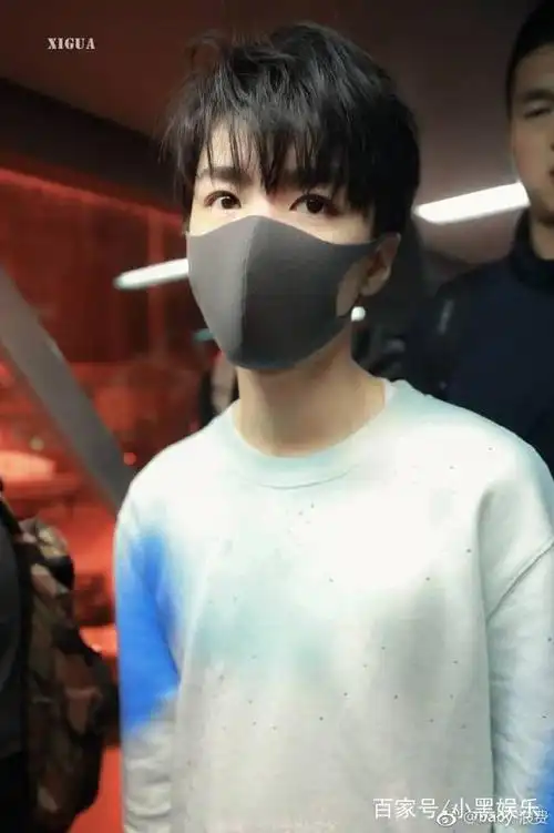 王俊凯北京飞重庆,为生日会做准备,眼带笑意,开心回老家