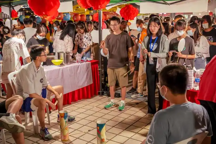 投壶(融媒体中心视觉传媒部 李宏斌供图)jpg