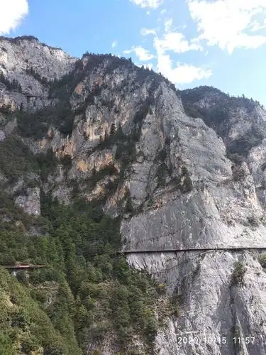 被云雾遮住的巴拉格宗雪山主峰