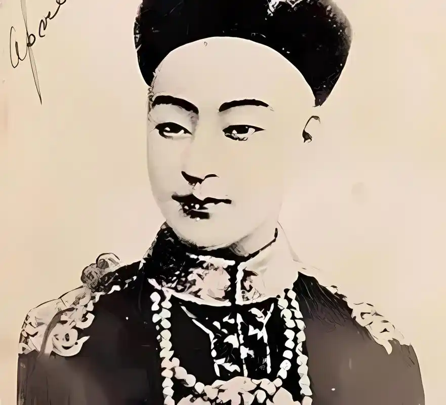 当时,光绪帝和隆裕新婚之夜,慈禧派侍女四人躲在婚礼帐篷后面偷听.